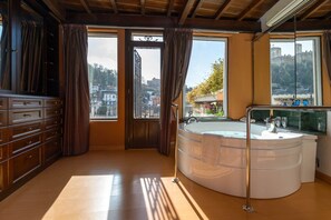 Master bedroom with jacuzzi with Alhambra views (1)