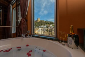Master bedroom jacuzzi with Alhambra views - Jacuzzi del dormitorio principal con vistas Alhambra
