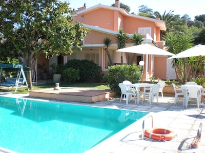 VillaLara com vista para o mar piscina terraço jardim e amplo estacionamento privado. 