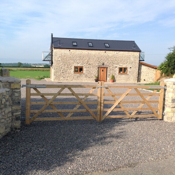 Front of cottage from road