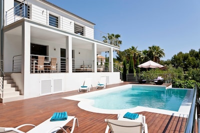 Villa contemporánea con gran piscina de agua salada, aire acondicionado, WiFi