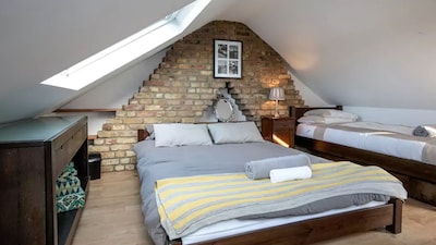 LONDON -Unique & stylish + garden room. Short stays.Sleeps 15 Perfect for groups