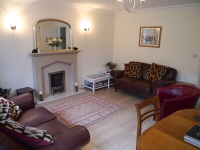 Stylish Cotswold Cottage, Parking, Sleeps 5, Void on alternate weeks for safety.