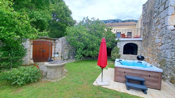 Bain à remous extérieur
