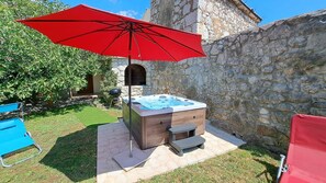 Garden with jacuzzi