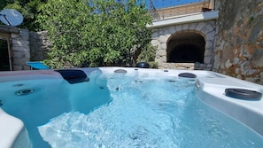 Outdoor spa tub