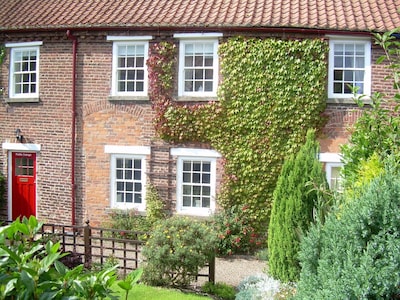 Delightful Grade 2 listed cottage situated in the grounds of Hunmanby Hall.