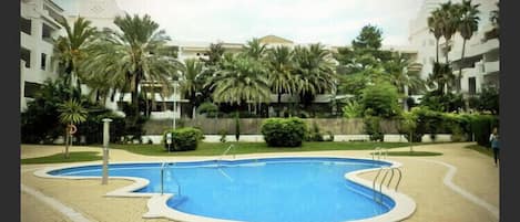 Piscine avec douche et toilettes