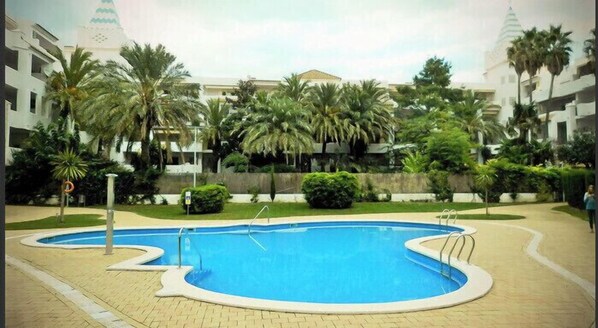 Piscine avec douche et toilettes
