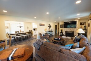 Open floorplan, large sectional, 85" tv, game table, fireplace. NEW and CLEAN!