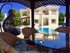 4 ENSUITE BEDROOMS, HIGHSPEED WIFI, SEA AND MOUNTAIN VIEW, BBQ, PRV SWIM.POOL