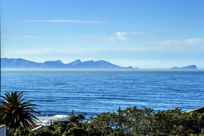 From the veranda, the unlimited view of the ocean