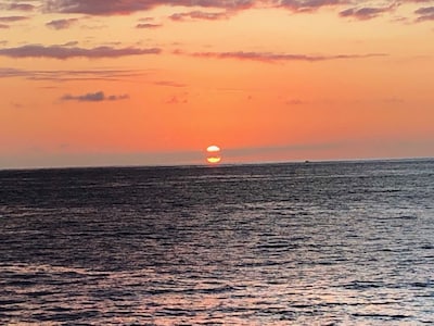 STAY HERE for BEST OCEANFRONT VIEWS in KONA, HI