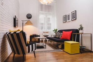 Living room - sitting area with pull out sofa for 2 guests