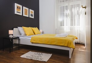 Yellow bedroom with queen size bed for 2 guests