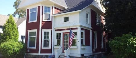  Charming Victorian Located Near Petoskey Pier.