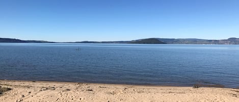 Lake Rotorua only 1 mins walk