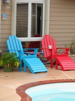 Enjoy a cup of coffee or tea in the morning overlooking the pool.