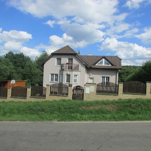 STREET VIEW,PRIVAT,FENCED,TIDY,UPKEPED