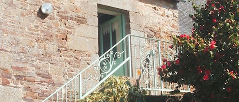 Front entrance via stone steps