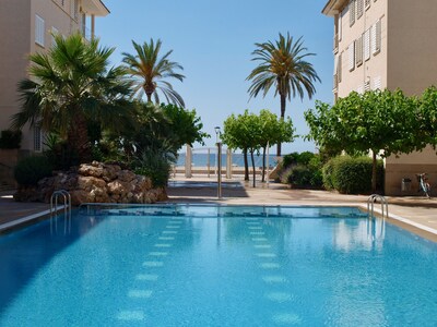 Fantastic apartment for 4 to 8 people with pool on the beach front