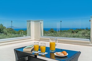 Upstairs terrace offering view to the sea and the mountains 