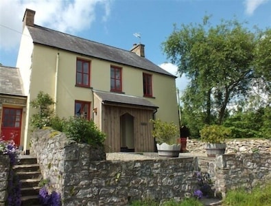 Stone cottage with sea views, short walk to Newport, stunning mountain location