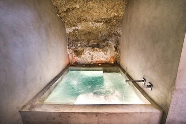 Indoor spa tub