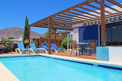 Lovely Villa, Air-con,Free Wi-Fi & Private Pool, In Las Coloradas,Playa Blanca.