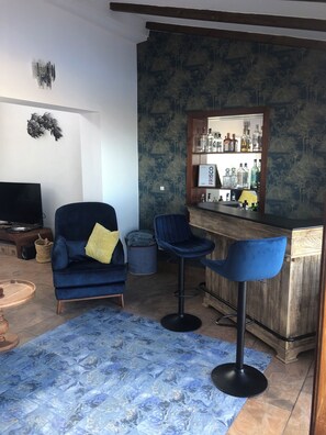 Snug bar