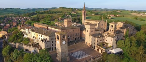 veduta aerea di castelvetro dove si trova il b&b