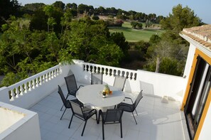 Terrass med utsikt över golfbanan och medelhavet i horisonten