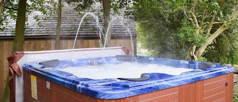 6-7 person hot tub c/w radio and CD player 