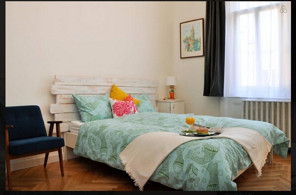 The apartment is on the Karoly boulevard, on the top floor.