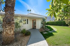 Entry way to house from gate on Tamarisk. 