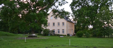 Hausansicht Ostseite mit Sitzplatz