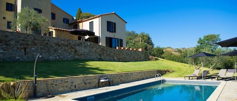 Podere Tesorino house and pool in Olive Garden