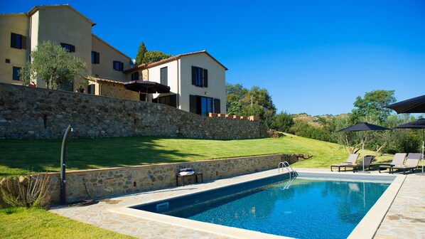 Podere Tesorino house and pool in Olive Garden