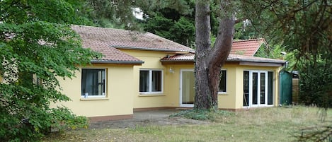 Charmantes Berliner Ferienhaus mit kleinem Wäldchen und Garten