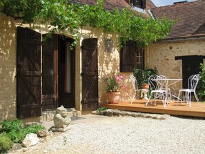 Romantischer Innenhof mit Sitzplatz.