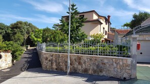 Holiday House Ginkgo,
Surrounded by  Mediterranean greenery and Beaches.