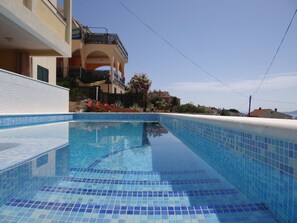 Swimming pool with jacuzzi