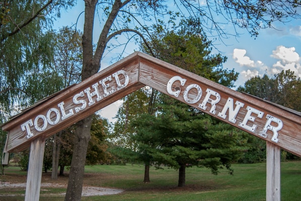 Toolshed Corner - Close to Shawnee National Forest hiking.