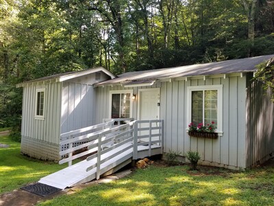 Little Gray Cottage - Private setting next to a creek