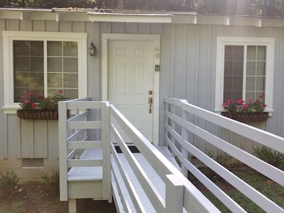 Little Gray Cottage - Private setting next to a creek