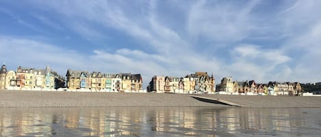 Notre esplanade vue de la Mer
