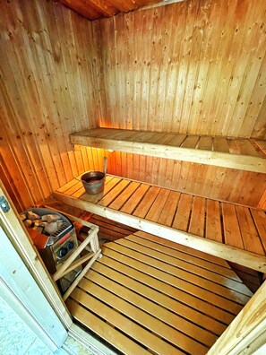 relax in the sauna 