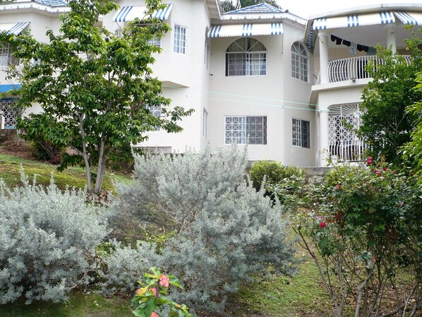 house & garden / sea view