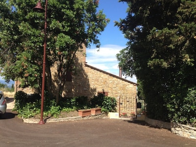 MODERNO TOSCANO, CASA DE CIUDAD DE TRES CUARTOS CON VISTAS AL AIRE LIBRE.