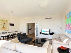 Living-dining area, with seating for 5 - veoapartment